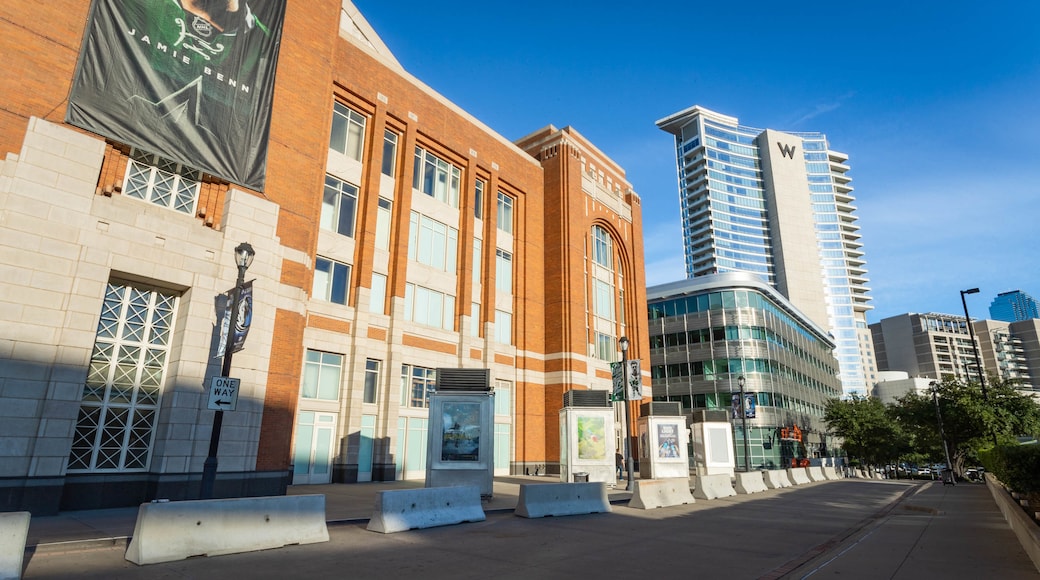 American Airlines Center showing a city