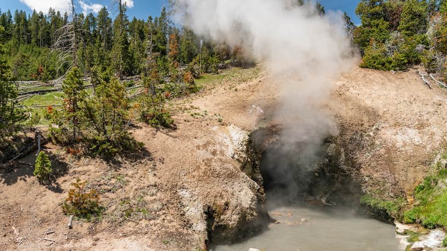 Dragon\'s Mouth Springs which includes mist or fog and a hot spring