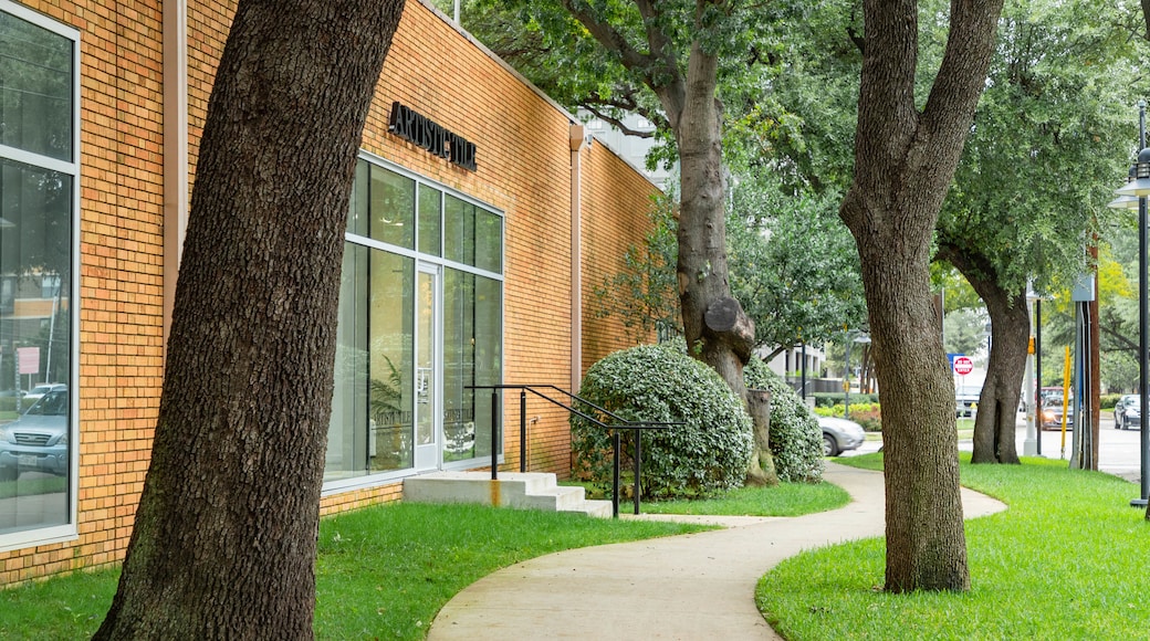 Dallas Design District which includes a park