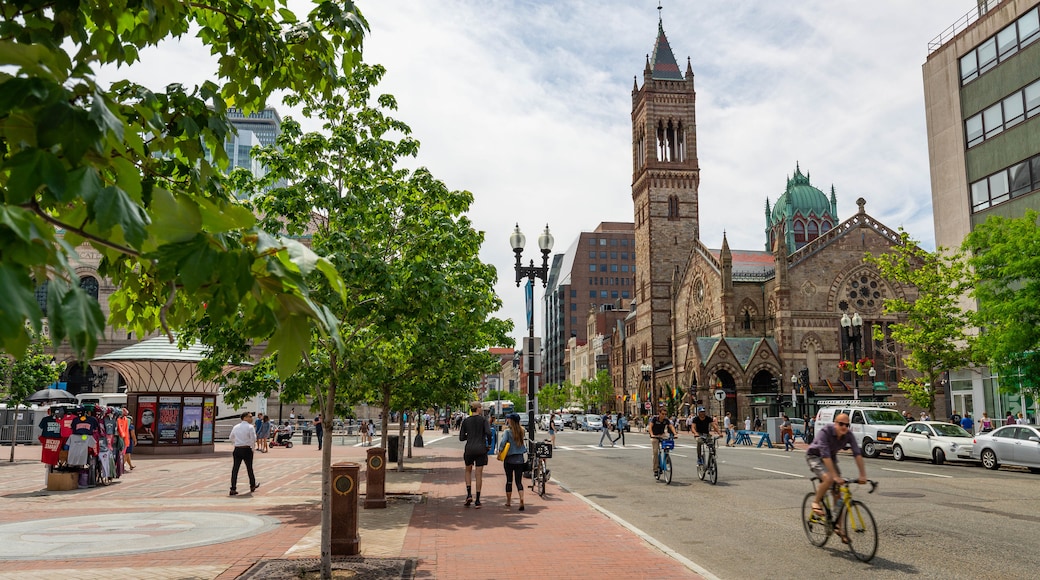 Old South Church showing street scenes, a church or cathedral and heritage architecture