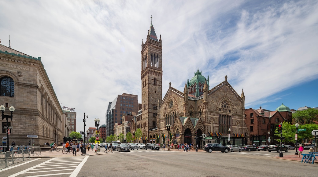 Old South Church showing street scenes, heritage architecture and a church or cathedral