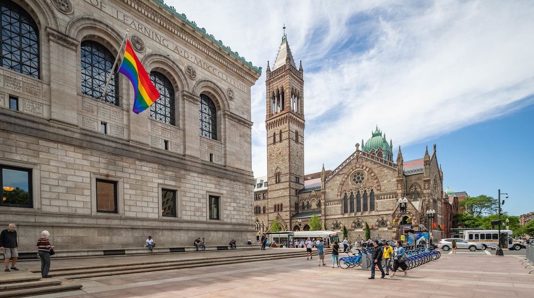 Old South Church which includes heritage architecture, street scenes and a church or cathedral