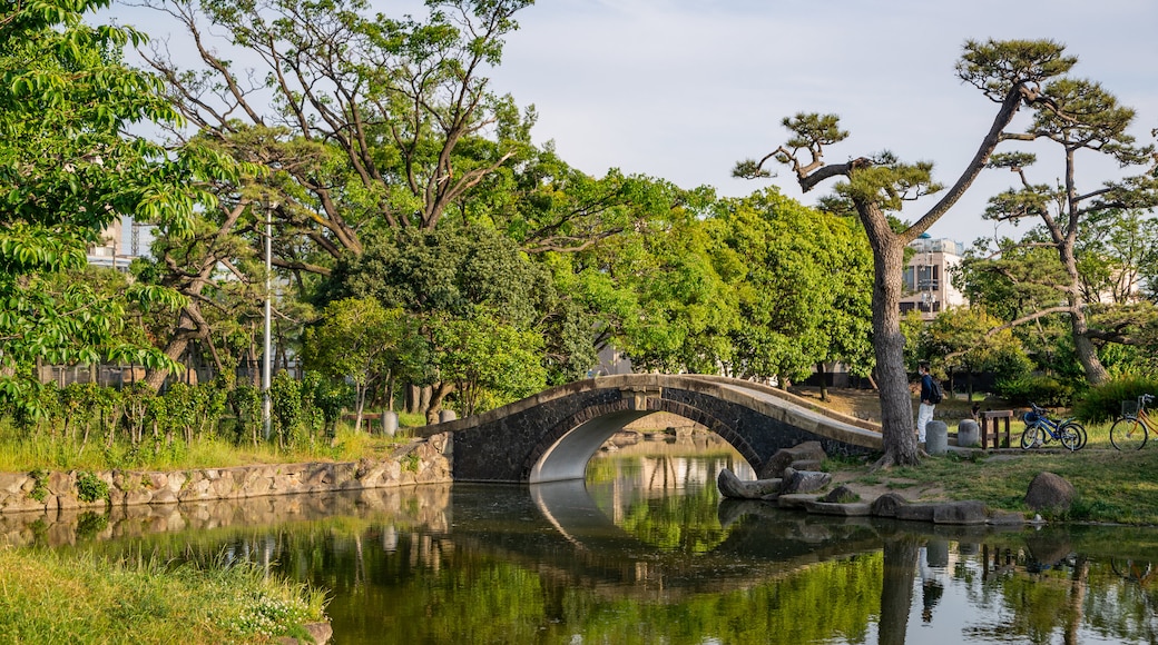 Sumiyoshi Park showing a bridge and a river or creek