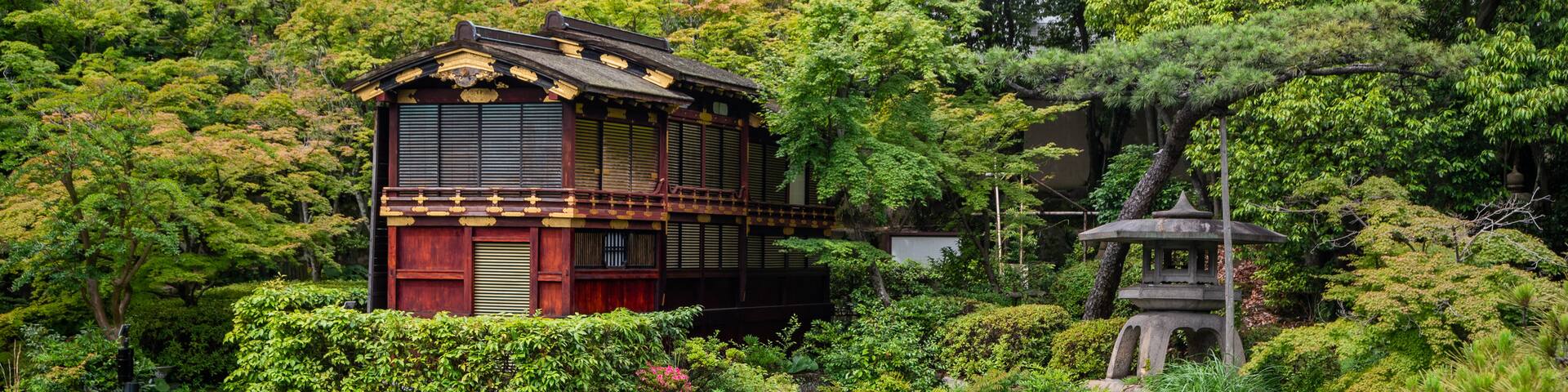 Sorakuen Garden which includes a pond