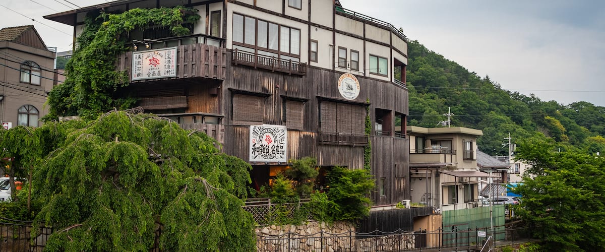 Arima Hot Springs showing a small town or village