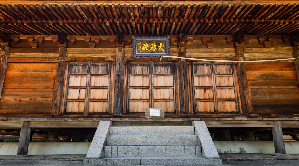 Onsenji Temple which includes signage