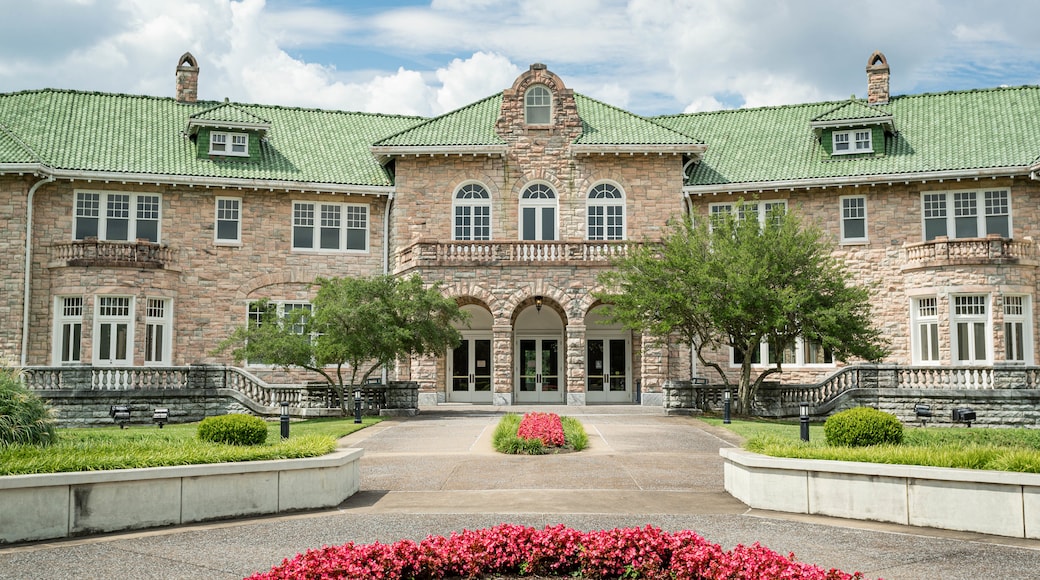 Pink Palace Museum featuring a house