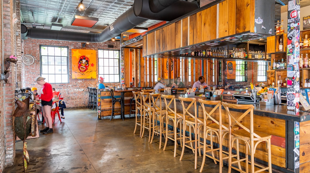 Soulard showing a bar and interior views