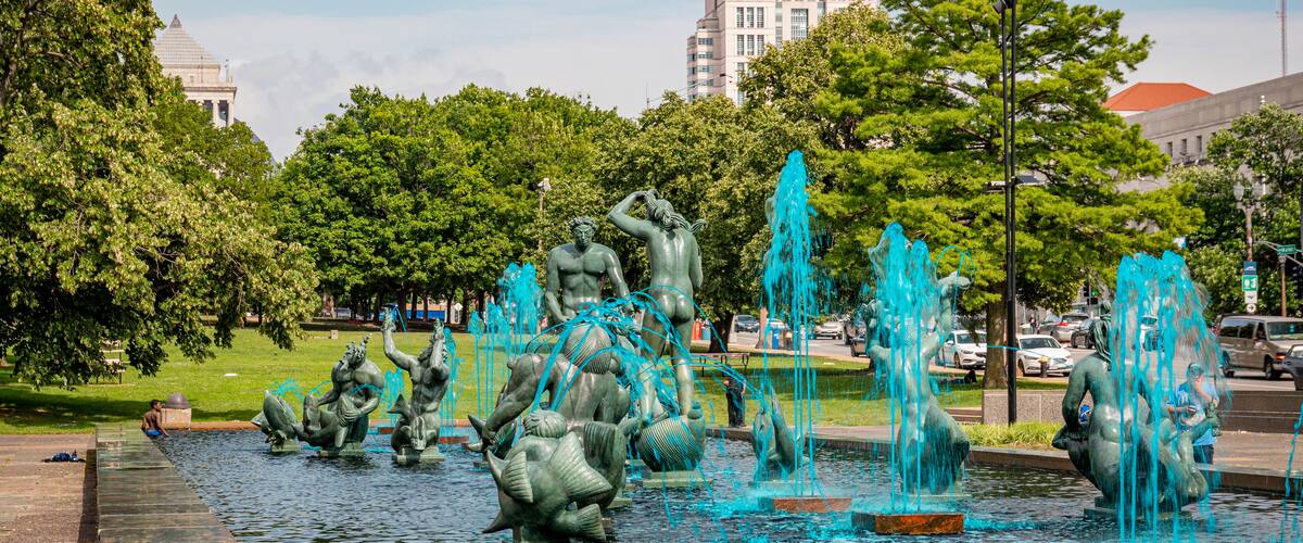 Meeting of the Waters Fountain showing a statue or sculpture and a fountain