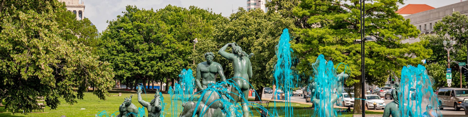 Meeting of the Waters Fountain showing a statue or sculpture and a fountain