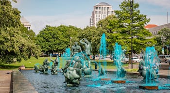 Meeting of the Waters Fountain showing a statue or sculpture and a fountain