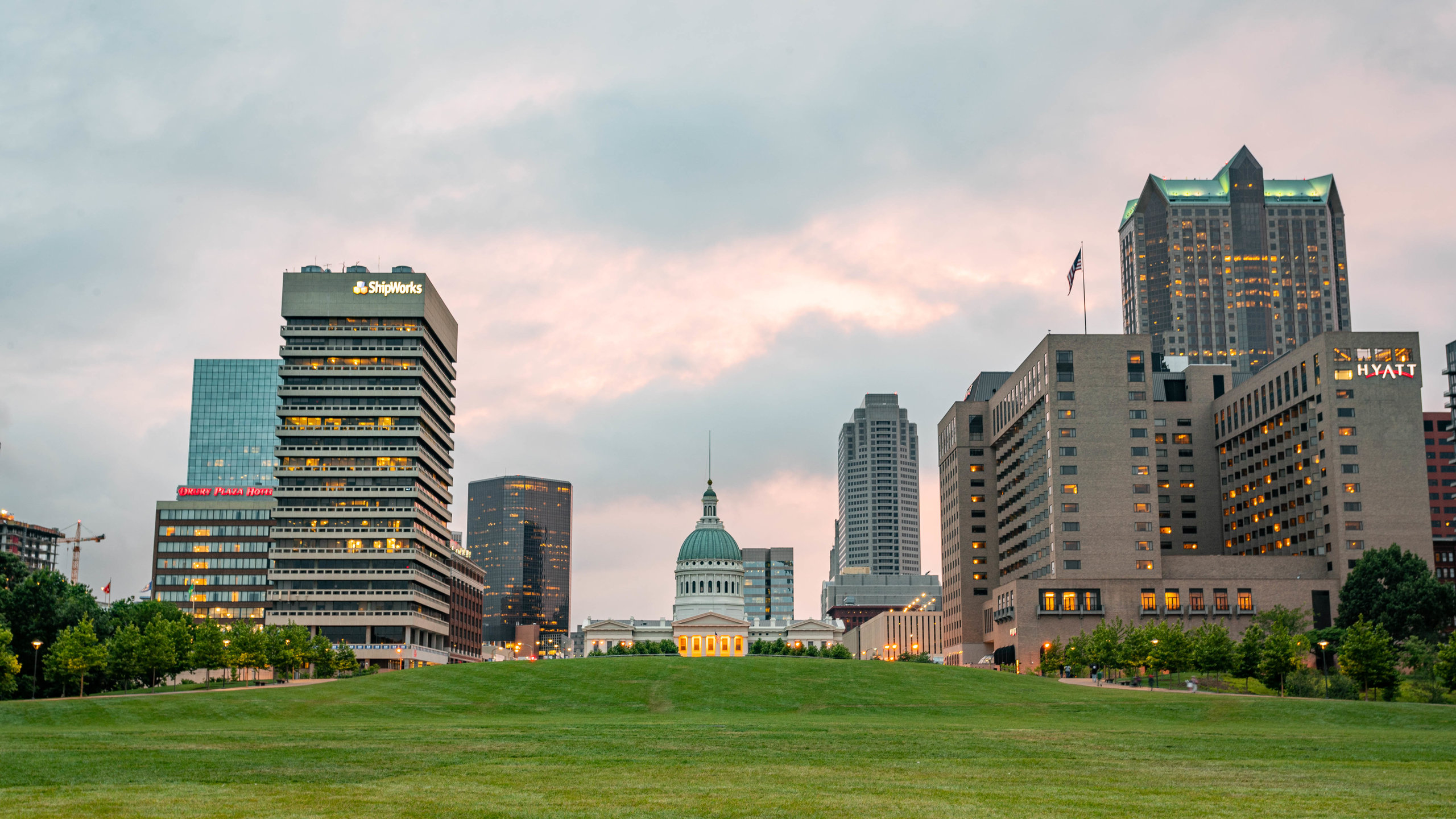 Gateway Arch featuring a garden, a sunset and a city