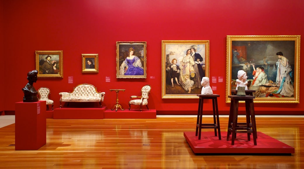 Queensland Art Gallery montrant vues intérieures et art