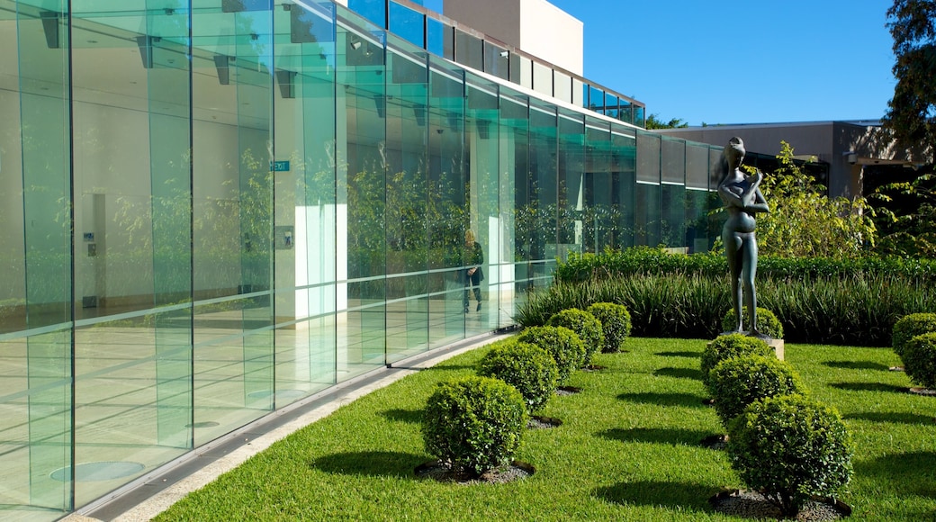 Queensland Art Gallery ofreciendo una estatua o escultura, un parque y arquitectura moderna