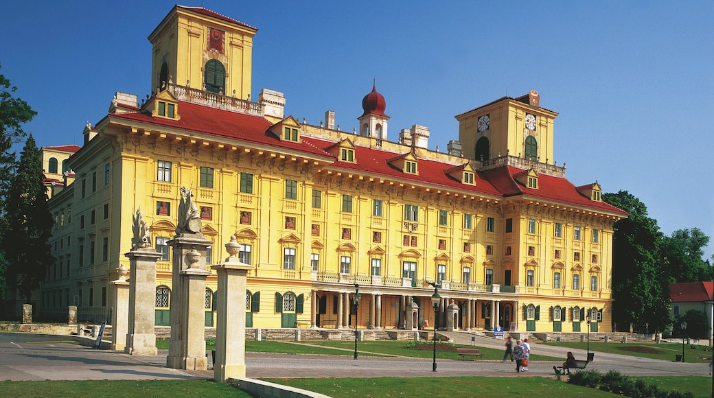 Eisenstadt showing heritage architecture, heritage elements and a castle