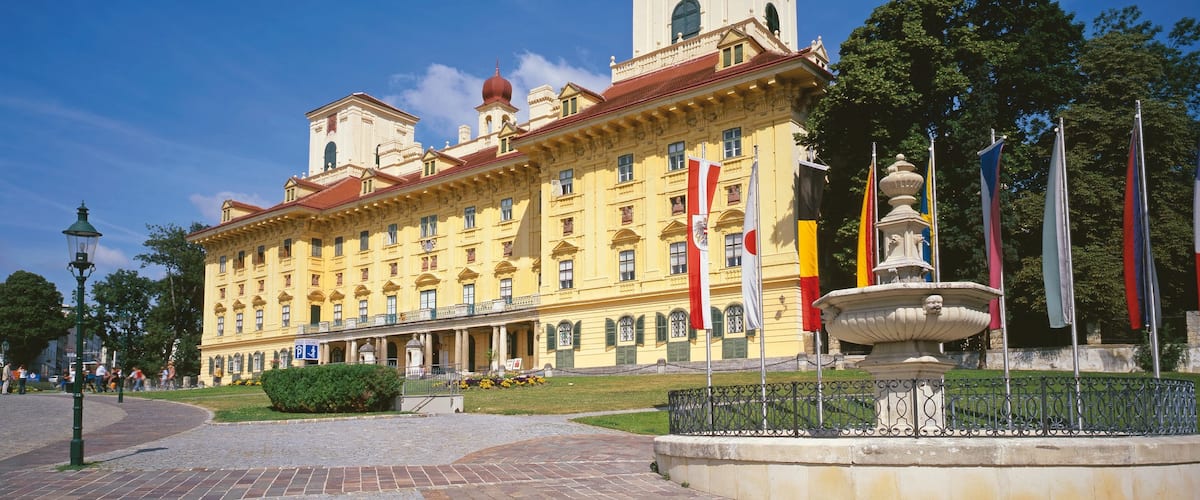 Eisenstadt showing an administrative buidling, heritage architecture and street scenes