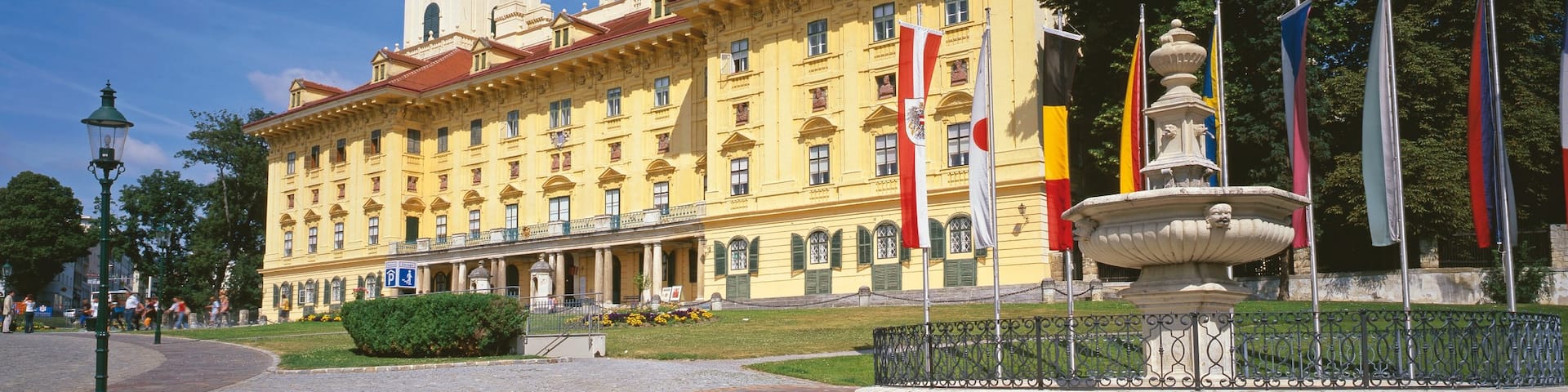 Eisenstadt showing an administrative buidling, heritage architecture and street scenes