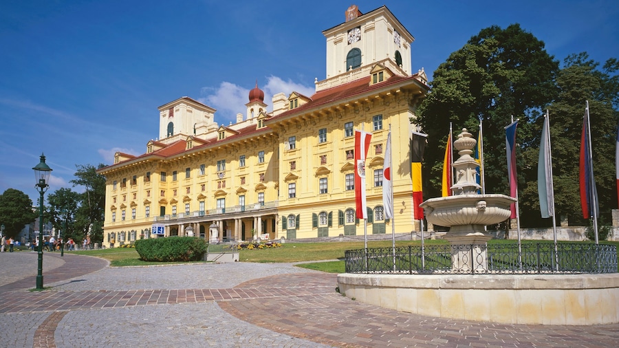 Eisenstadt presenterar en administrativ byggnad, gatuliv och chateau eller palats