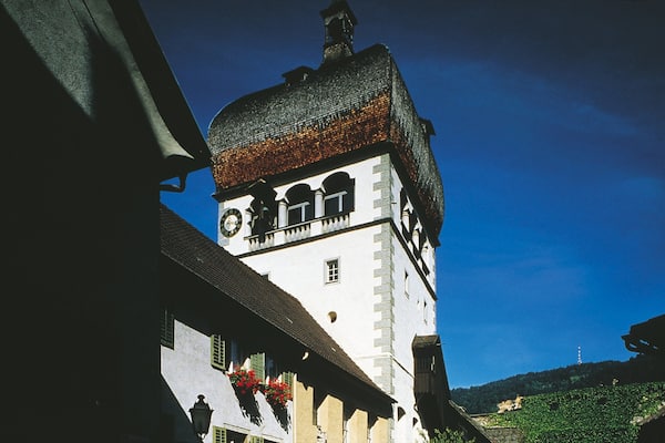 Bregenz mit einem Kleinstadt oder Dorf, historische Architektur und bei Nacht