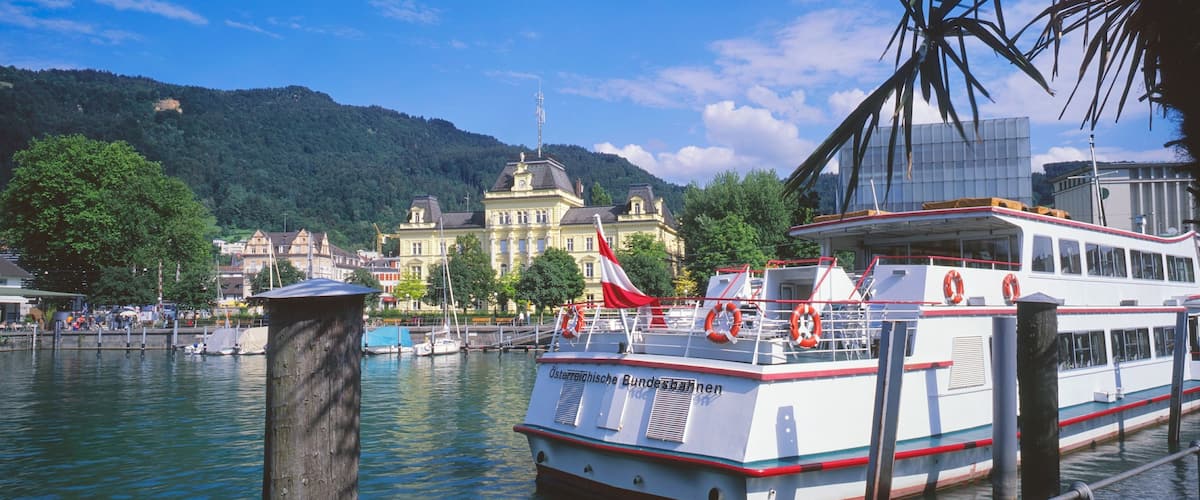 Bregenz que incluye una ciudad, un río o arroyo y un ferry