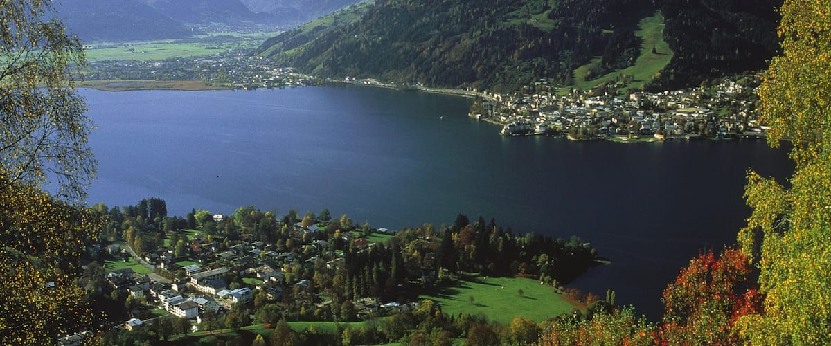 Zell am See ofreciendo una pequeña ciudad o pueblo, montañas y vistas de paisajes