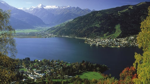 Zell am See que incluye un pueblo, montañas y un lago o laguna