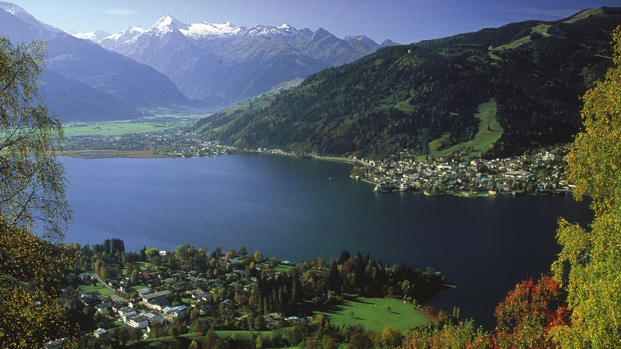 Zell am See bevat een meer of poel, een klein stadje of dorpje en bergen