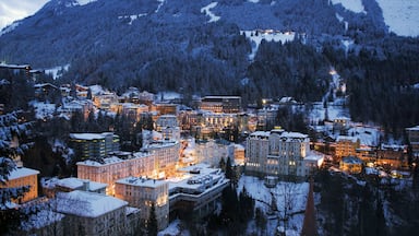 Bad Gastein joka esittää yökuvat ja lunta