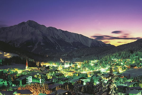 Seefeld au Tyrol mettant en vedette montagnes, ville et coucher de soleil