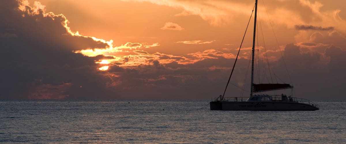 Islas Caimán que incluye paseos en lancha, navegación y una puesta de sol