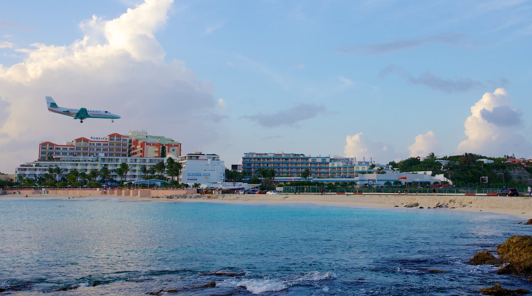 Maho Beach which includes an aircraft, tropical scenes and a coastal town