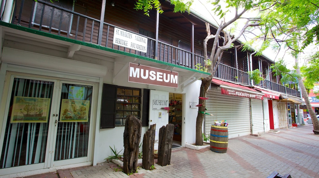 Sint Maarten-museet fasiliteter samt gatescener