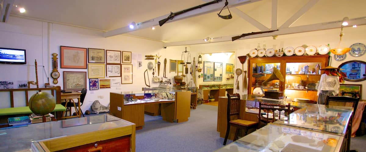Museum of Sint Maarten que inclui vistas internas e arte