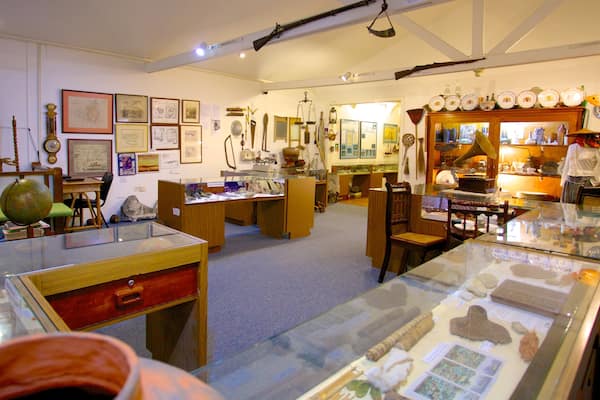 Musée de Saint Martin montrant art et vues intérieures