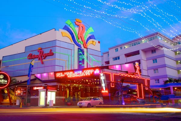 Casino Royale mettant en vedette scènes de nuit, ville et casino