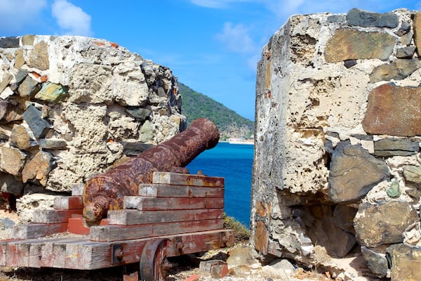 Fort Amsterdam montrant bâtiments en ruines, patrimoine historique et articles militaires