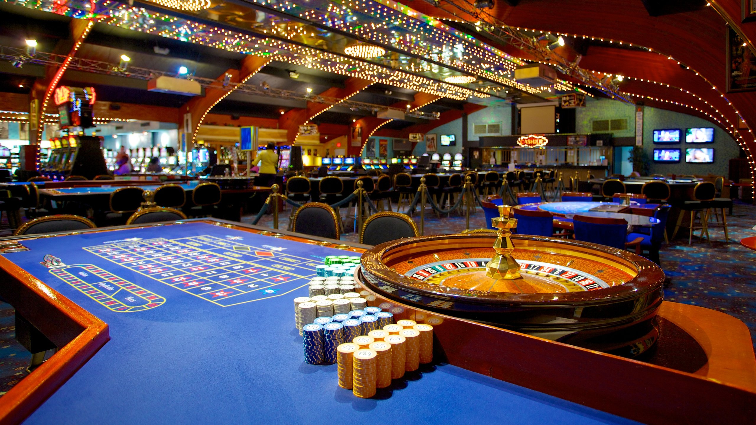 Hollywood Casino showing a casino and interior views