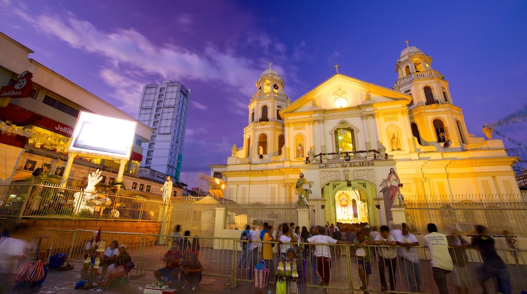 Igreja de Quiapo mostrando uma igreja ou catedral, cenas noturnas e aspectos religiosos