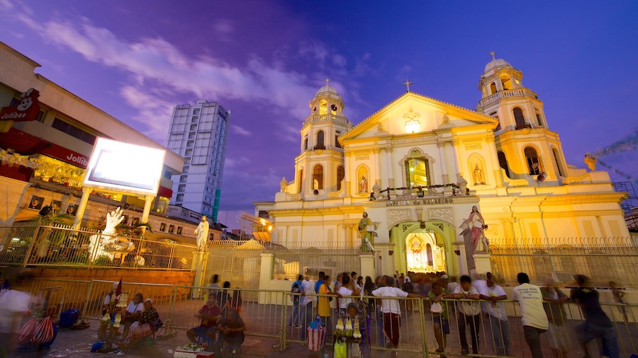 Iglesia de Quiapo mostrando arquitectura patrimonial, escenas de noche y elementos religiosos