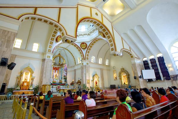 Quiapo-Kirche welches beinhaltet Innenansichten, religiöse Elemente und Kirche oder Kathedrale