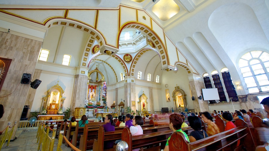 Kerk van Quiapo toont religieuze elementen, interieur en een kerk of kathedraal