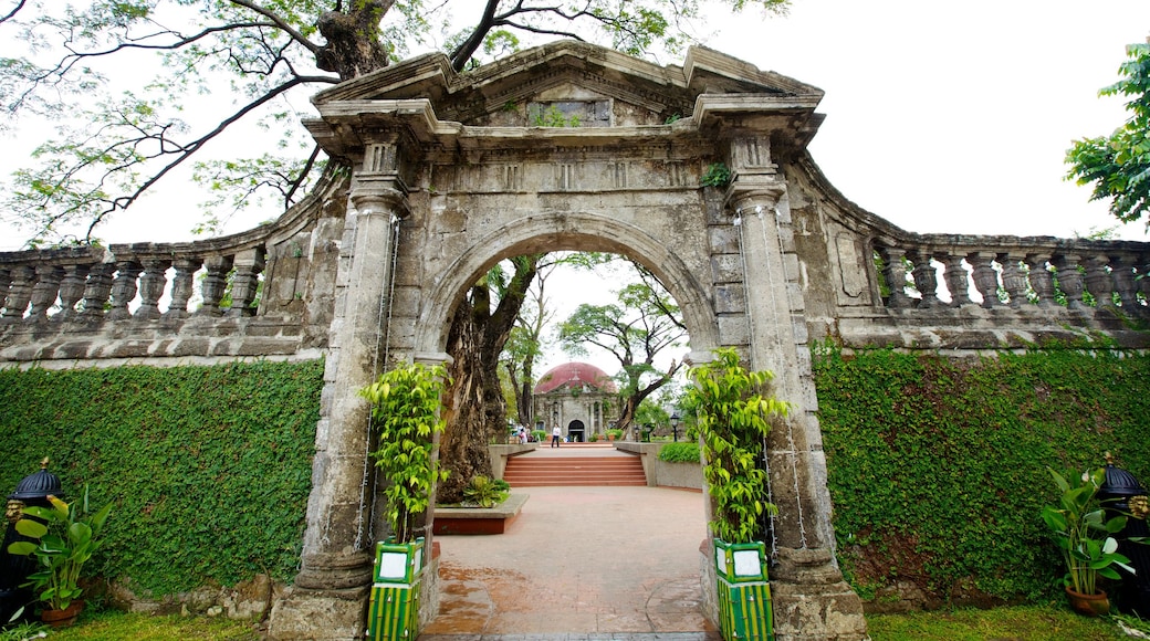 Paco Park showing a park and heritage architecture