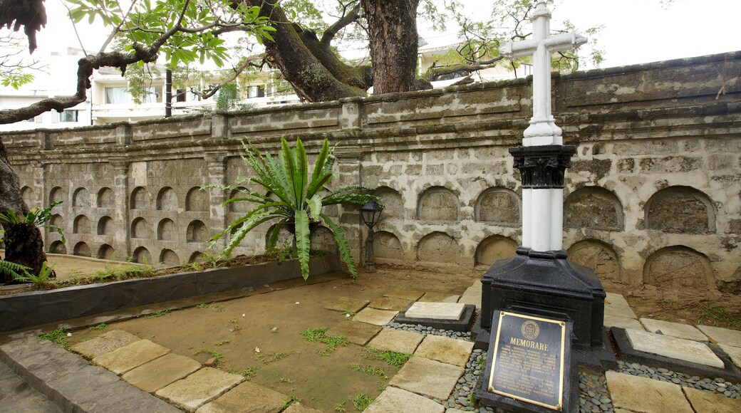 Paco Park showing religious elements, heritage elements and a cemetery