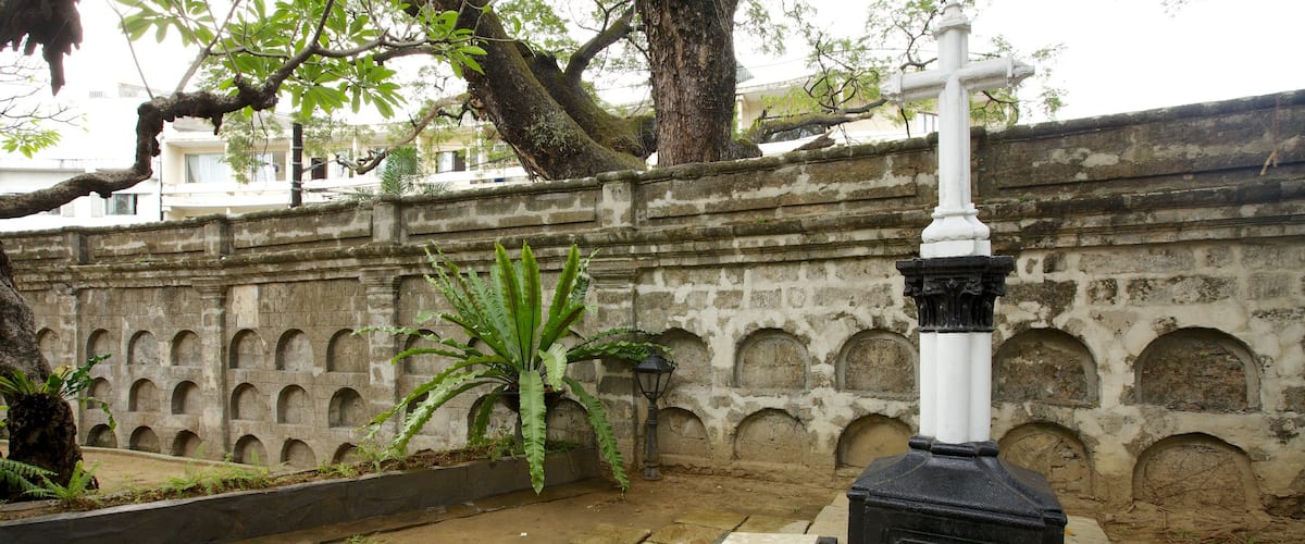 Paco Park showing heritage elements, religious elements and a cemetery