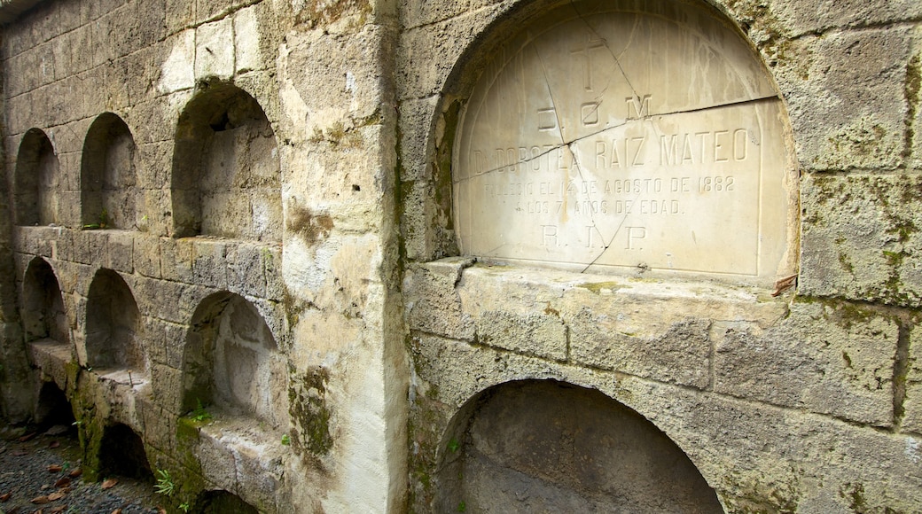 Parque de Paco que incluye arquitectura patrimonial, un cementerio y señalización