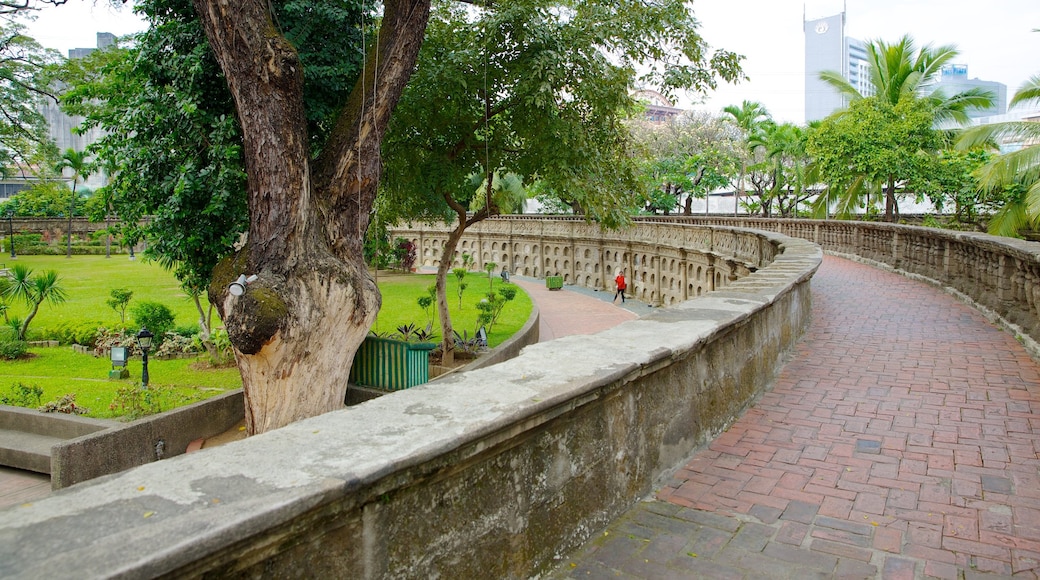 Paco Park showing a park, a city and heritage elements