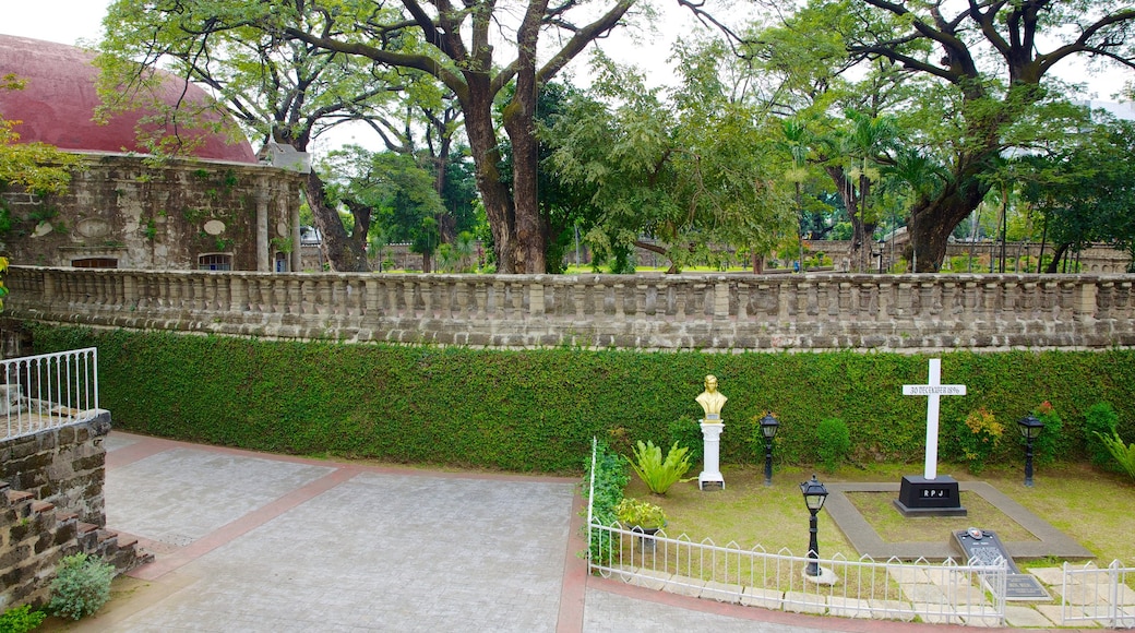 Paco Park showing a cemetery, a garden and heritage architecture