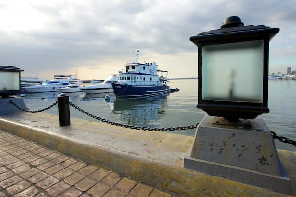 Baywalk montrant marina, ville cĂŽtiĂšre et ville