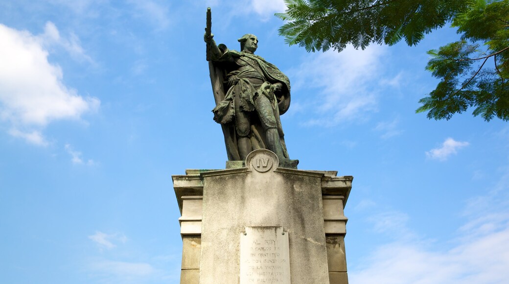Catedral de Manila mostrando una estatua o escultura y un monumento