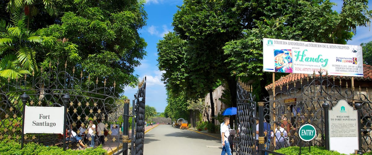 Fort Santiago showing street scenes and signage